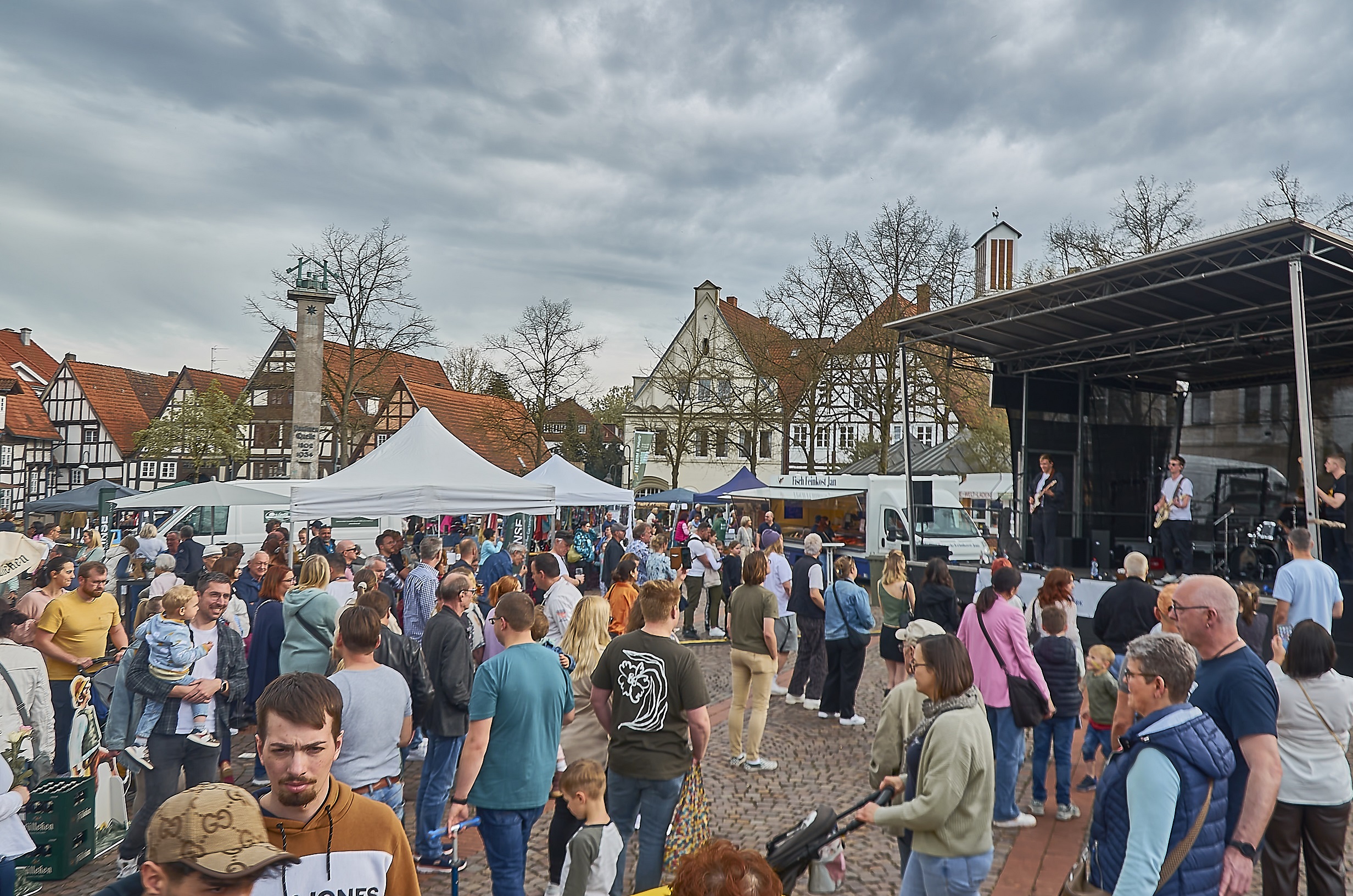 Zum traditionellen Saisonauftakt „Bad Salzuflen blüht auf“ werden wieder tausende Besucherinnen und Besucher
auf dem Salzhof erwartet, wo neben dem Markt auch musikalische Unterhaltung auf der Salzhofbühne geboten
wird.